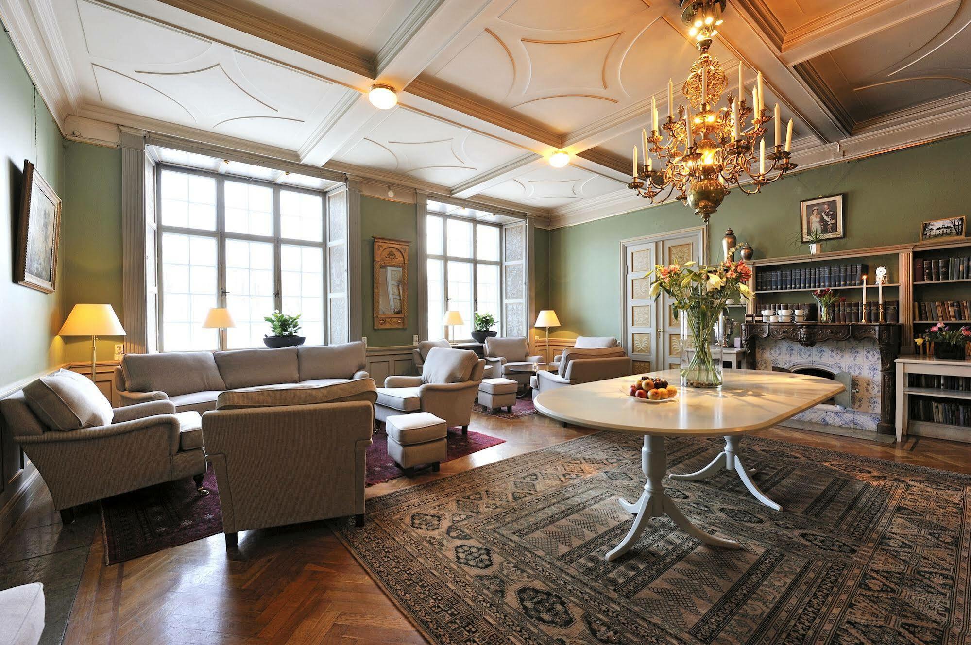Naesby Slott Hotel Täby Kültér fotó
